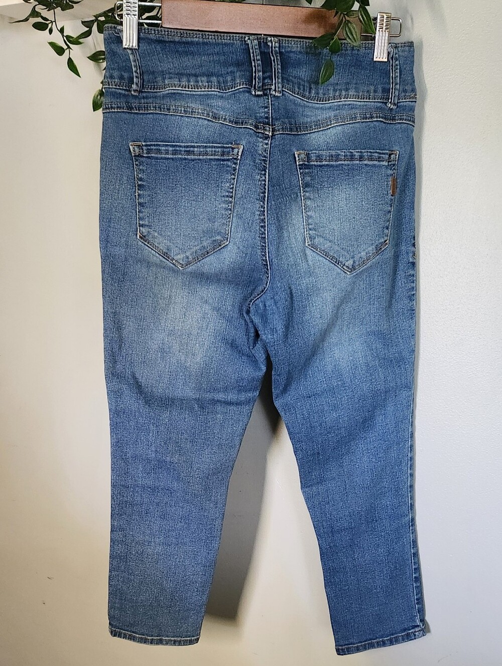1822 Denim Cropped Blue Jeans / Capri - Picture 3 of 5